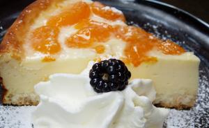 Cheesecake sa kajsijama, medom i jogurtom: Slastica u kojoj ćete uživati