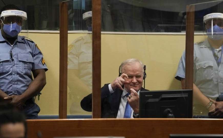 Portret zločinca Ratka Mladića uz sramotne poruke osvanuo na stadionu u Srbiji