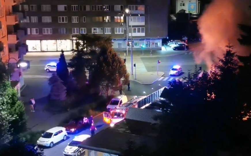 Požar u Sarajevu: Gorjela vozila, vatra se proširila i na ugostiteljski objekt