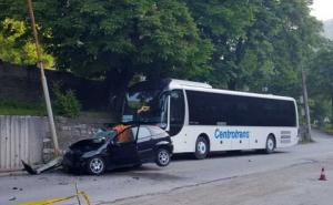 Teška nesreća u BiH: U sudaru autobusa i automobila, jedna osoba poginula