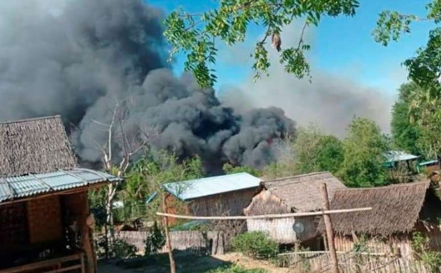 Nakon sukoba izgorjelo selo u Mijanmaru: Sve se pretvorilo u pepeo