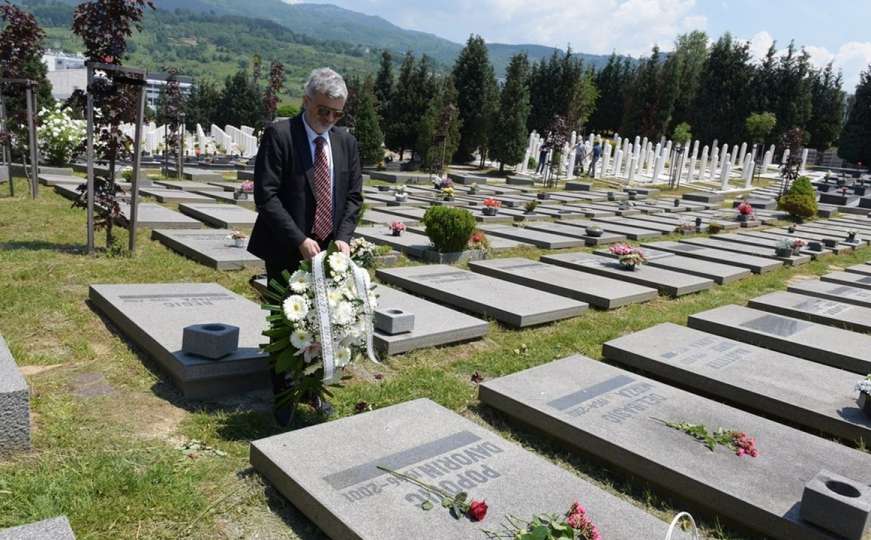 Srđan Mandić položio cvijeće na grob Davorina Popovića