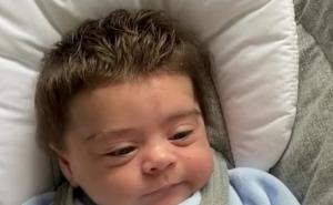 Mali čupo postao senzacija na internetu: Tromjesečni dječak ima pravu frizuru