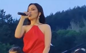 Srbijanci zgroženi potezom crnogorske pjevačice: Usred Nikšića zapjevala 'Sude mi'