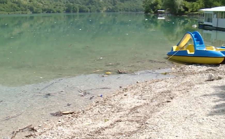 Tužni i ružni prizori stižu ovih dana s Jablaničkog jezera
