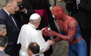 Kao u nekom filmu: Mladić obučen u Spidermana došao na audijenciju pape