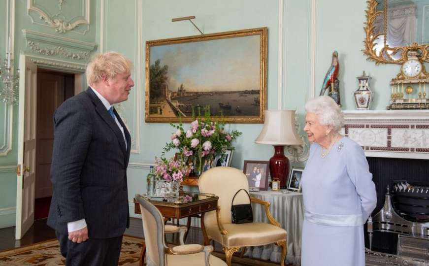 Susret britanskog premijera i kraljice Elizabete obilježio jedan detalj