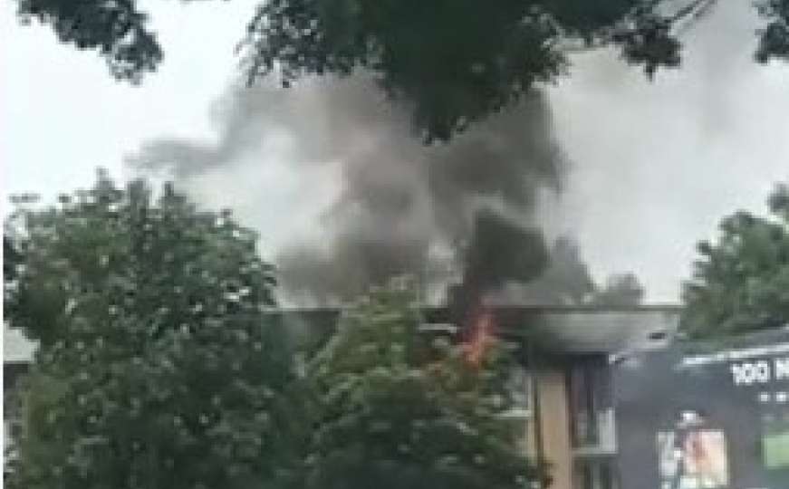 Požar u zgradi na Ilidži: Jedna osoba prevezena u bolnicu