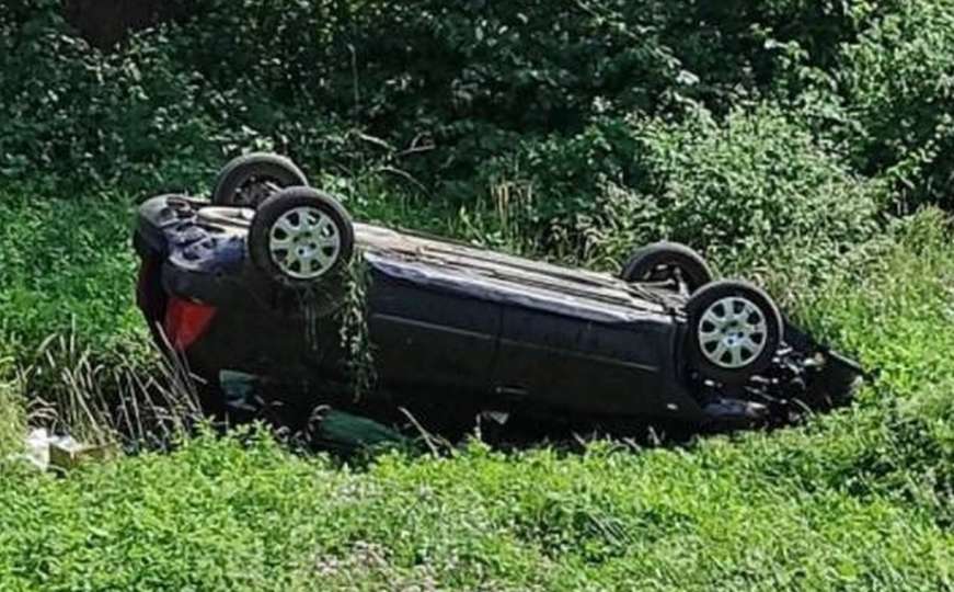 Nesreća u BiH: Automobil završio na krovu, povrijeđeni majka i maloljetno dijete 