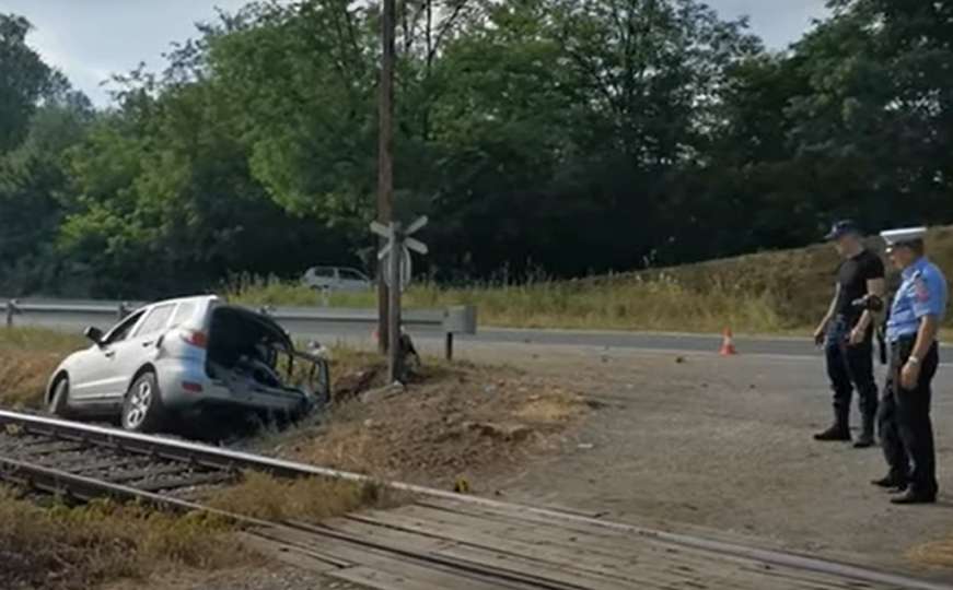 Još jedna nesreća u BiH: U sudaru voza i automobila tri osobe povrijeđene