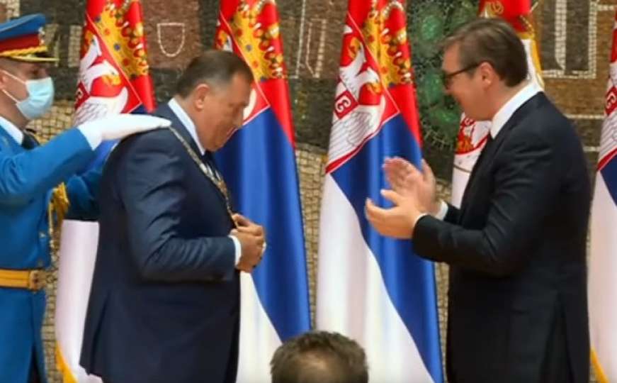 Ceremonija u Beogradu: Vučić uručio orden Dodiku  