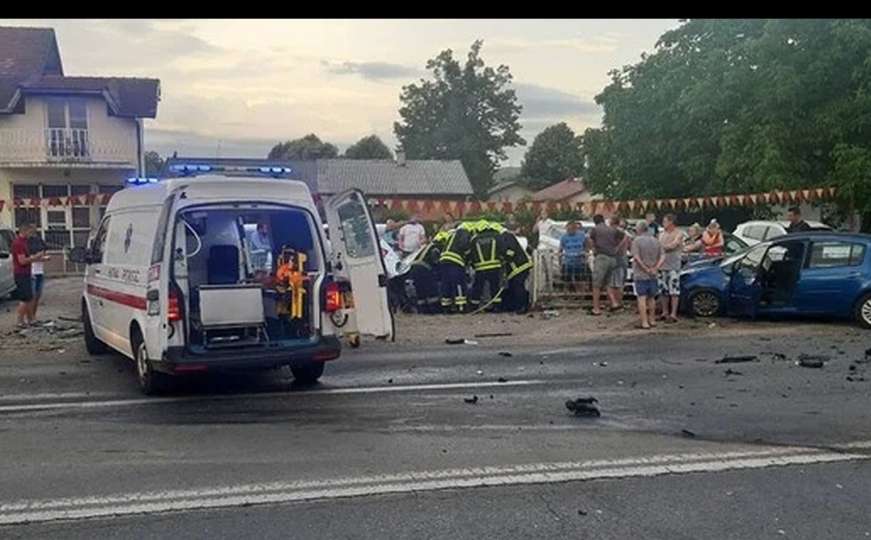 Teška nesreća u BiH, vatrogasci režu vozila i izvlače putnike  