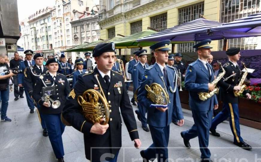 Vojni orkestri SAD i BiH defilovali ulicama Sarajeva