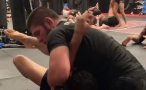 Khabib se vratio u svoju dvoranu i novim snimkom dokazao da je i dalje glavni