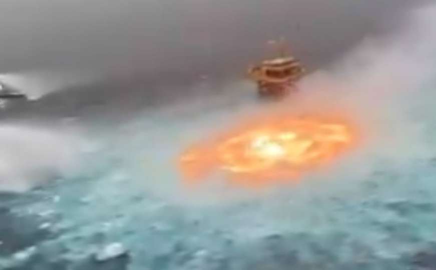 Pogledajte "vatreno oko" nasred oceana u Meksiku
