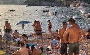 Na crnogorskim plažama se traži mjesto više: "Nema đe peškir da se stavi"