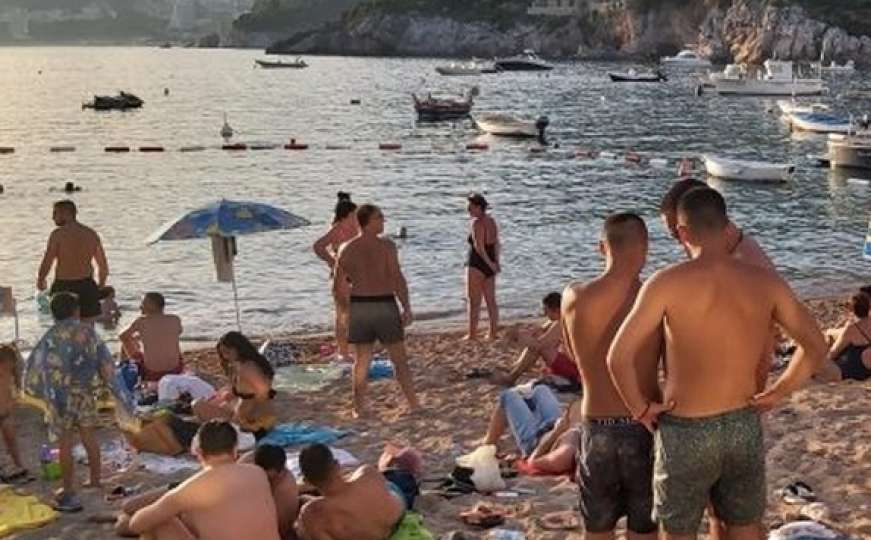 Na crnogorskim plažama se traži mjesto više: "Nema đe peškir da se stavi"