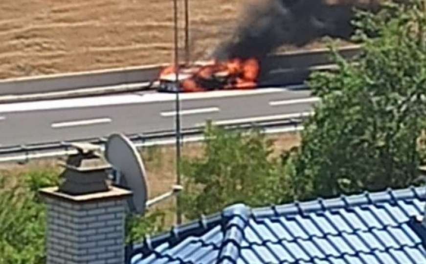 BiH: Na autoputu se zapalio automobil u kojem je bila majka s djecom