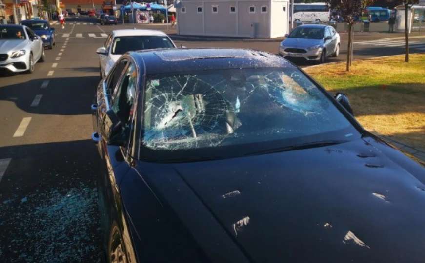 Strava u Zagrebu: Muškarac sjekirom polupao automobil, pa sam pozvao policiju