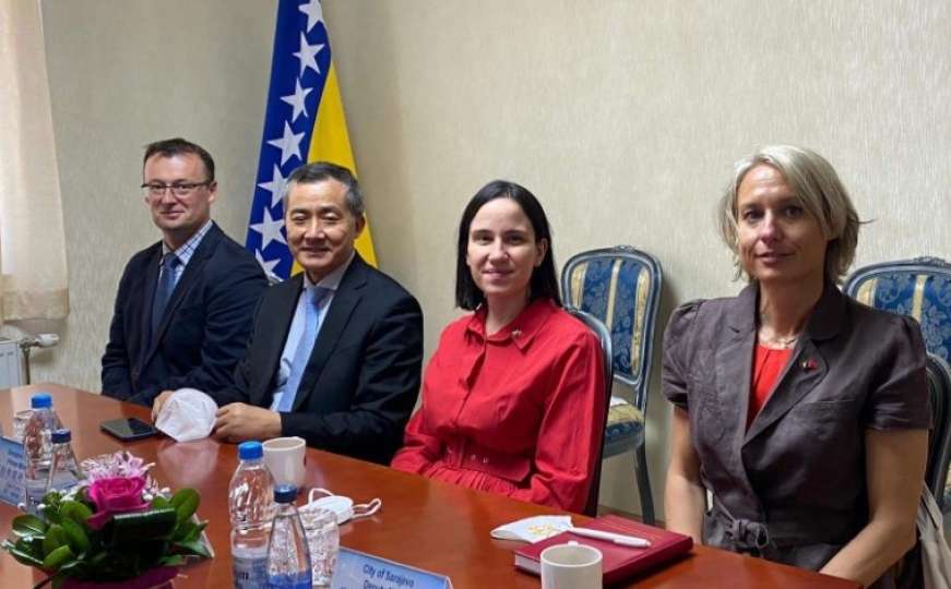 Ambasador Kine u BiH ugostio gradonačelnicu Sarajeva i premijera Fortu