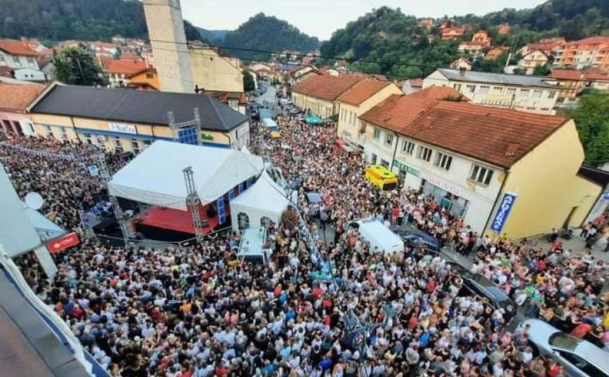 Veče za pamćenje: Više hiljada ljudi u Gračanici dočekalo Mahira Mulalića