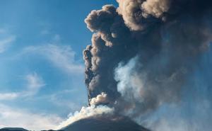 Etna eruptirala na Siciliji, zatvoren aerodrom u Cataniji