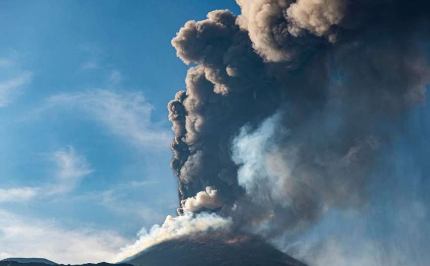 Etna eruptirala na Siciliji, zatvoren aerodrom u Cataniji