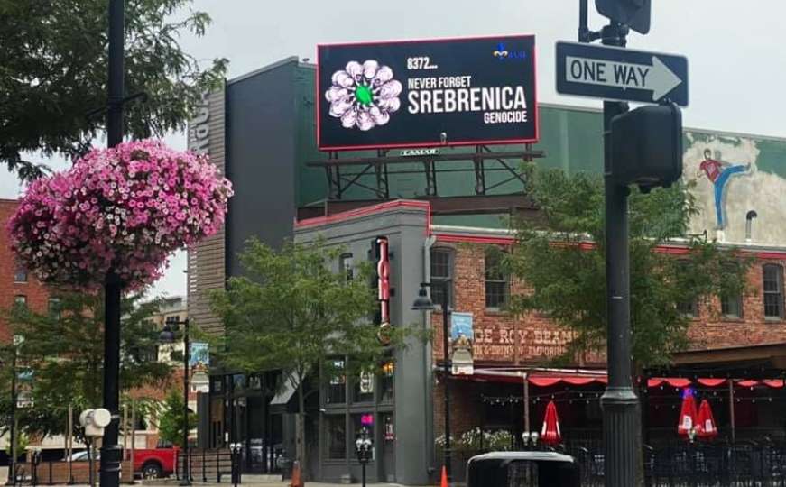 Amerika se sjeća Srebrenice: U Iowi postavljen bilbord "Never Forget Genocide"