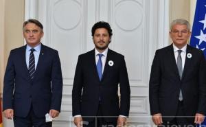 Abazović na sastanku sa Džaferovićem i Komšićem, nosio Cvijet Srebrenice