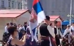 Užičko kolo i srbijanska zastava na Trgu bana Jelačića