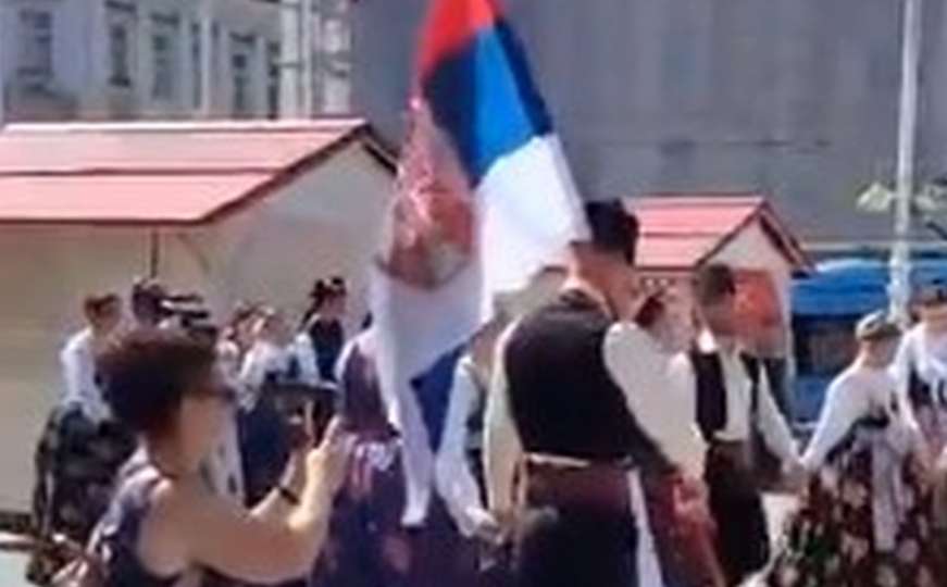 Užičko kolo i srbijanska zastava na Trgu bana Jelačića