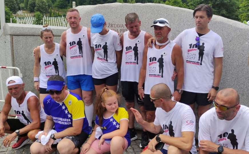 Ultramaratonci iz Vukovara stigli u Potočare: Kroz suze uputili poruke mira