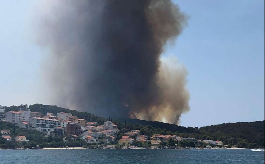 Stravičan požar na poznatom hrvatskom otoku: Gusti dim guta sve pred sobom