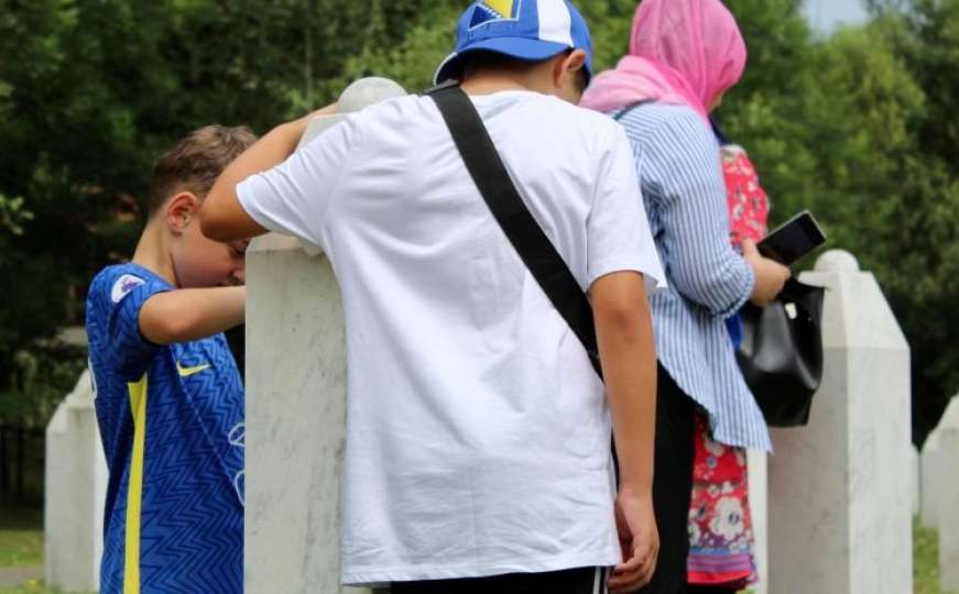Porodice žrtava stigle u Potočare: Umjesto najmilijih, grle nišane i upućuju molitve