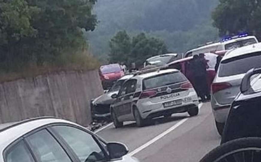 Teška nesreća na ulazu u Sarajevu: Šest osoba povrijeđeno