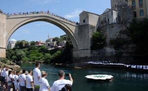 Mostar simbolično obilježio 11. juli: Neretvom zaplovio Cvijet Srebrenice