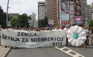 Zenica: Građani mirnom šetnjom gradskim ulicama odali počast žrtvama Srebrenice