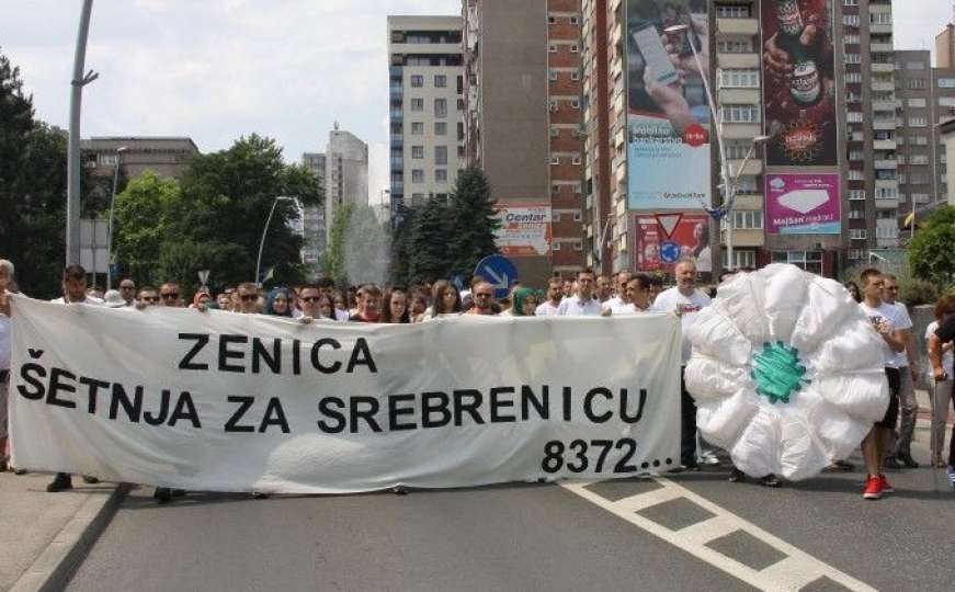 Zenica: Građani mirnom šetnjom gradskim ulicama odali počast žrtvama Srebrenice