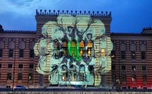 Vijećnica osvijetljena Cvijetom Srebrenice: Da se nikada ne ponovi!