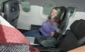 Neobična intervencija posade: Zalijepili je trakom za sjedište da ne iskoči iz aviona
