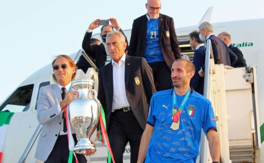 Italijani donijeli trofej u Rim, Chiellini poslao poruku navijačima 