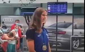 Lana Pudar stigla u Sarajevo: Brojni građani dočekali je na aerodromu