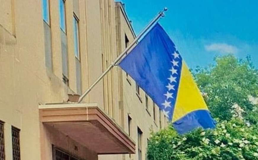 Sramotno: Dvije ambasade BiH za 11. juli nisu spustile zastave na pola koplja