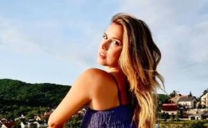 Nives Celzijus pozirala u vrućim hlačicama, nije imala grudnjaka 