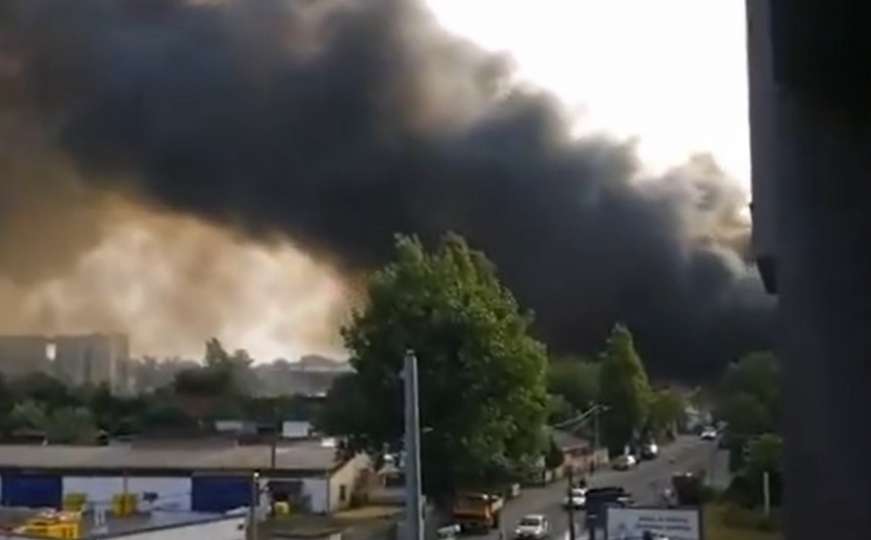 Veliki požar u Beogradu: Dim se vidi iz cijelog grada