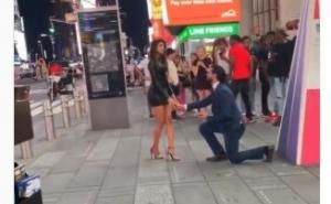 Zaprosio djevojku na sred ulice, a njen potez niko nije očekivao