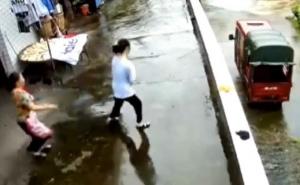 Video koji će vas ostaviti bez teksta: Majčin refleks spasio kćerku od sigurne smrti