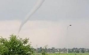 Pogledajte snimak iz Italije: Tornado oštetio usjeve, mjesto ostalo u mraku