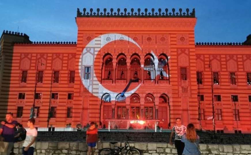 Vijećnica u bojama zastave Turske povodom Dana nacionalnog jedinstva
