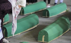 Kako je na vladinoj stranici u Srbiji 'osvanula' fotografija srebreničkih tabuta?